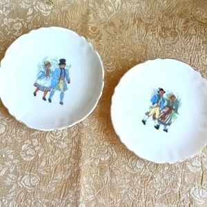 2 vintage saucers 
